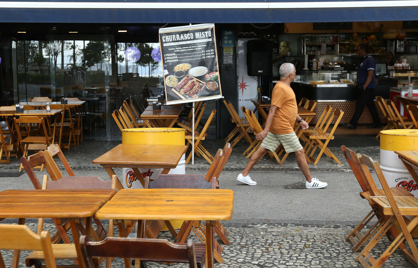 Inflação: brasileiros trocam refeições completas por lanches na hora do almoço, diz pesquisa