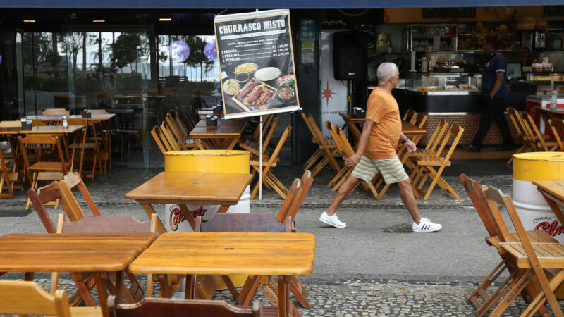 Inflação: brasileiros trocam refeições completas por lanches na hora do almoço, diz pesquisa