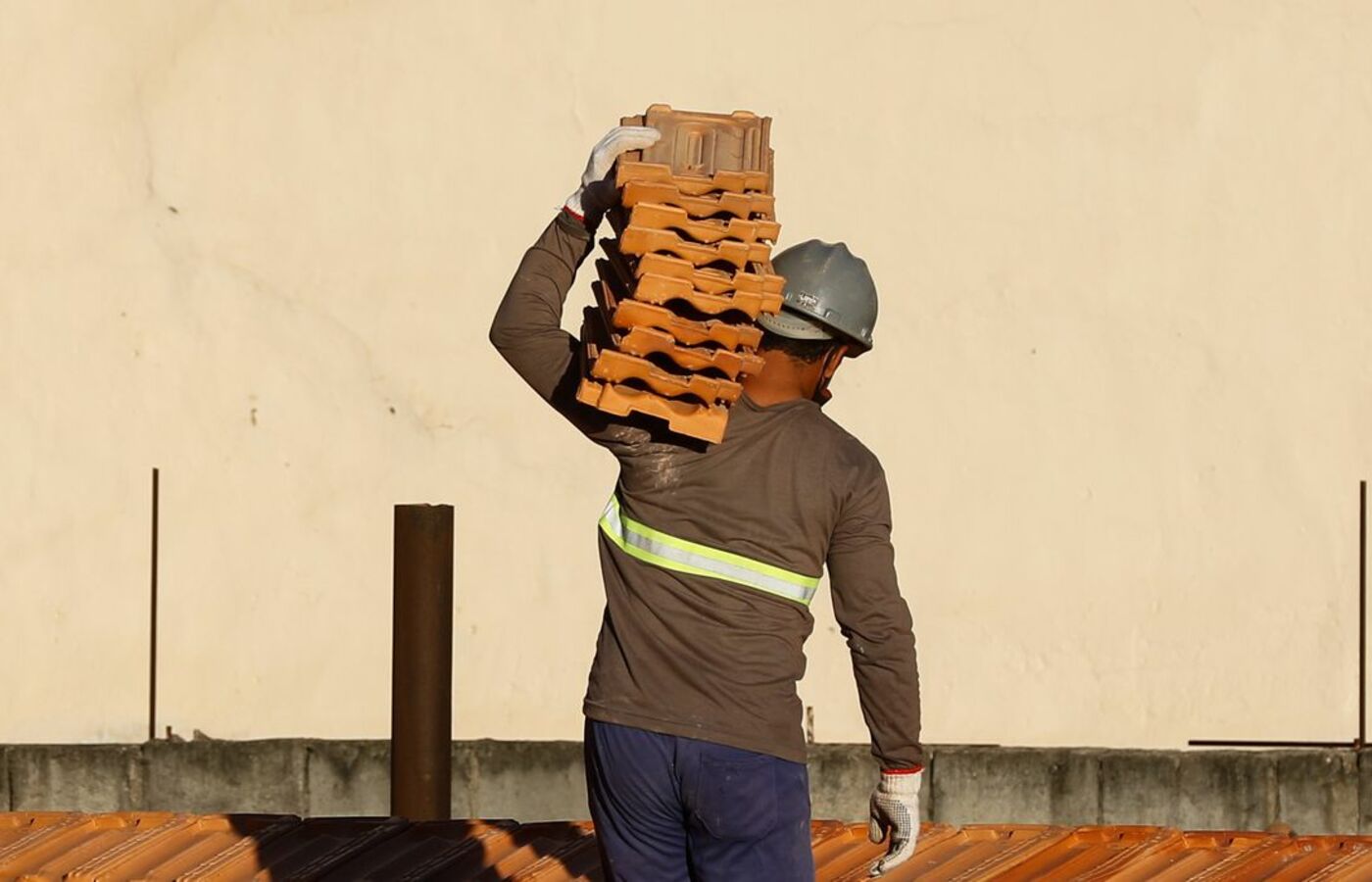 Nível de atividade e emprego na construção civil caem em janeiro, mas empresários do setor estão menos pessimistas com o futuro, aponta CNI